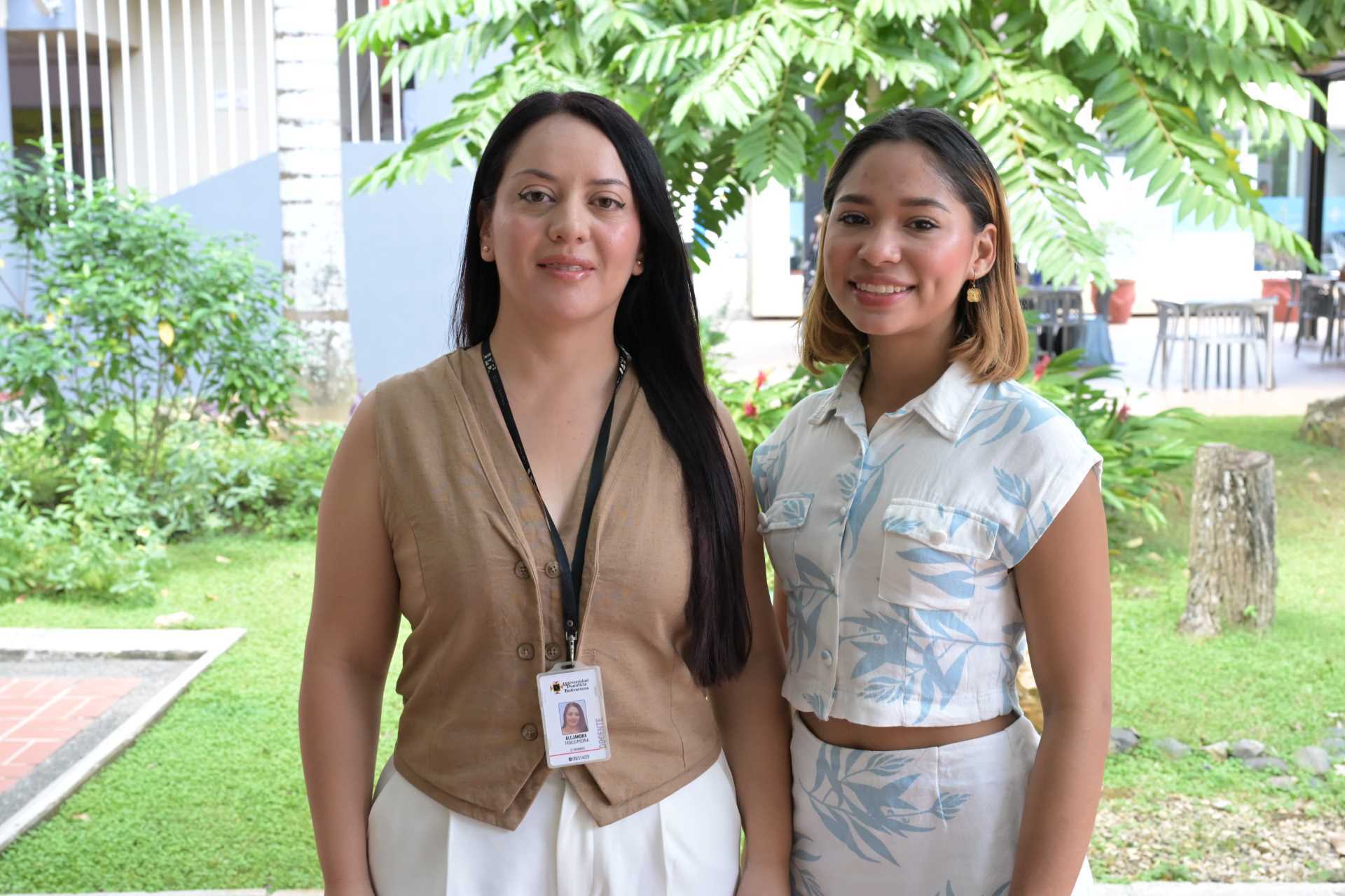 De derecha a izquierda, Alejandra Trullo Medina, docente del programa de Psicología y y Mary Paz Domínguez Pico estudiante del programa