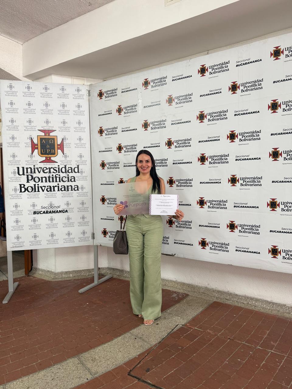 Jaclyn Ximena Carrillo Díaz, directora del Consultorio Jurídico de la UPB Montería recibiendo certificación Púrpura por el Ministerio de Justicia y del Derecho