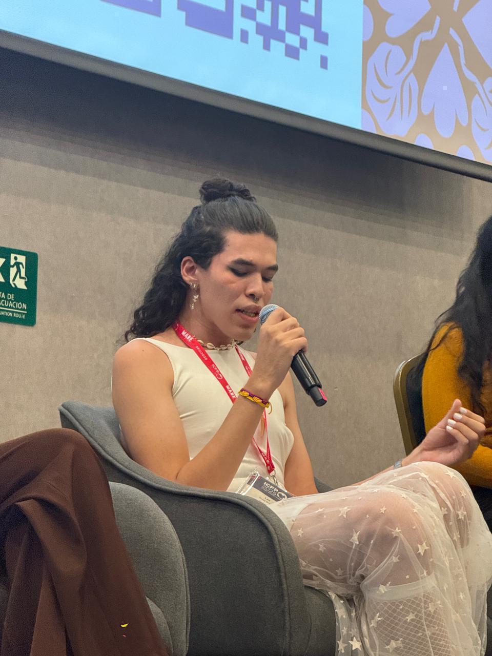 Lee Borja Bravo en medio de la ICFP