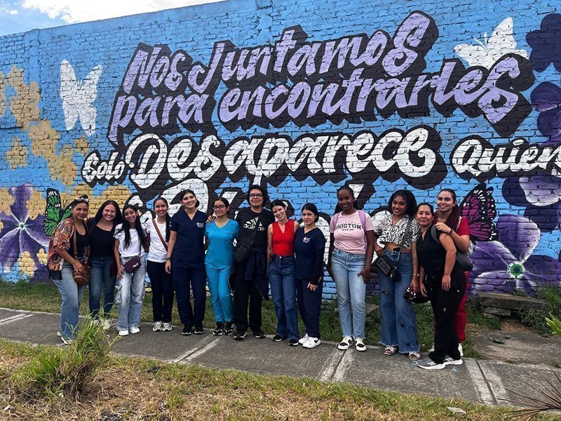 Estudiantes de Psicología en la Visita al Patio de la Memoria, Cementerio Central de Palmira