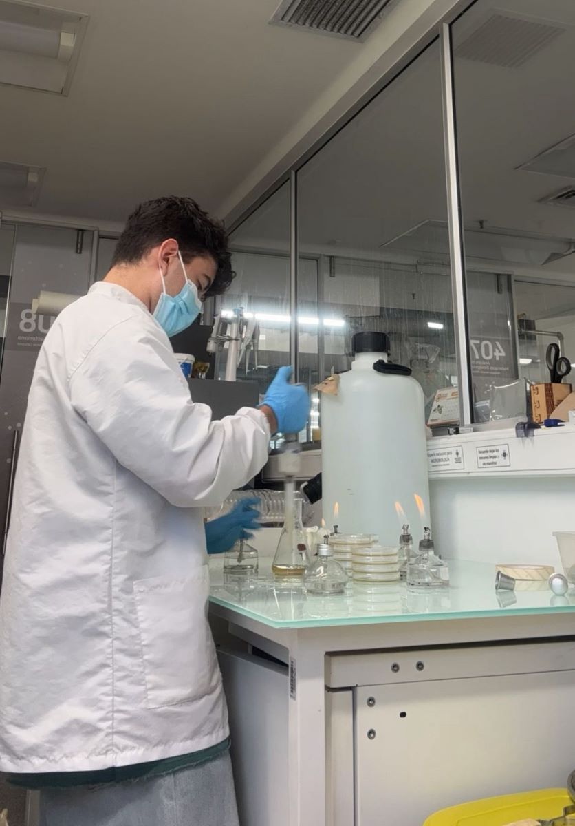 Estudiante Isaac Osorio en laboratorio de la UPB