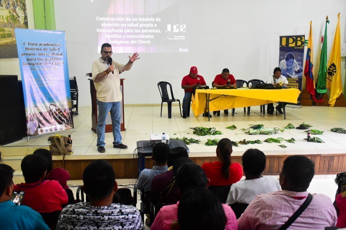 José Mauricio Hernández Sarmiento, investigador UPB, presentó a los pueblos indígenas los principales resultados del proyecto.