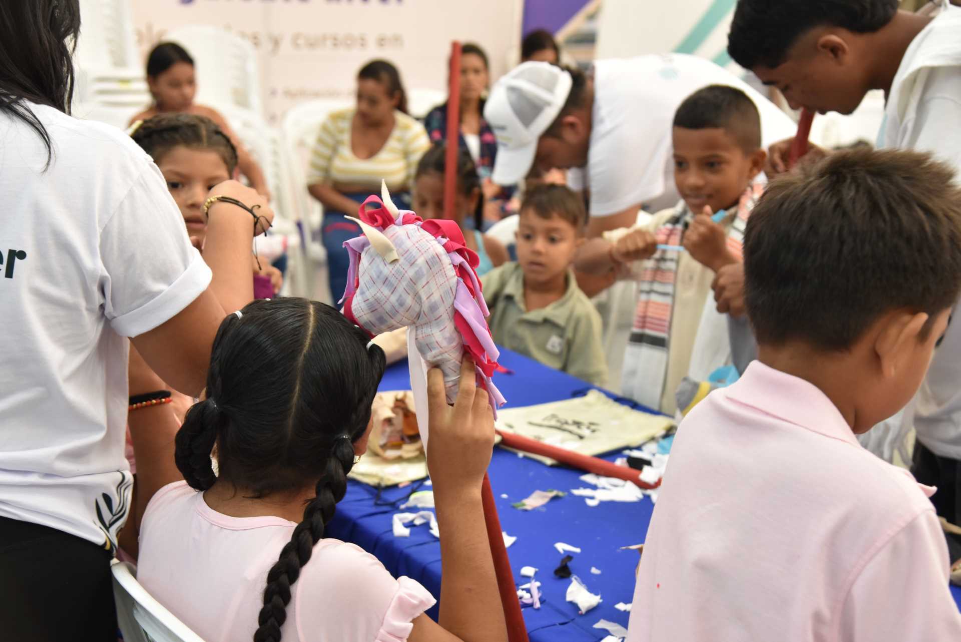 Actividad Urbaser con niños en la carpa académica Alianzas que Construyen