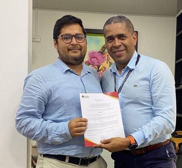 Entrega de reconocimiento especial en Nota de Estilo al director del Centro de Conciliación Juan Pablo II, abogado, Iván Ayala.