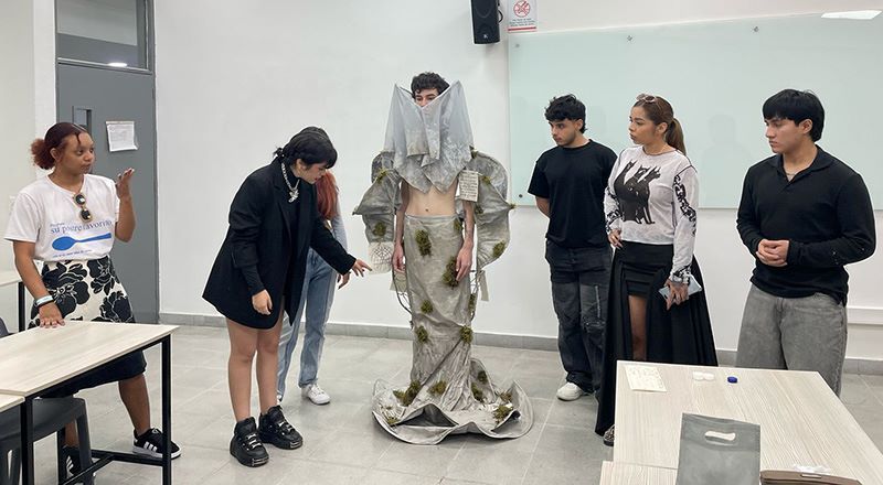 Estudiantes presentaron Rápido de Vestuario: Laureles tema circular
