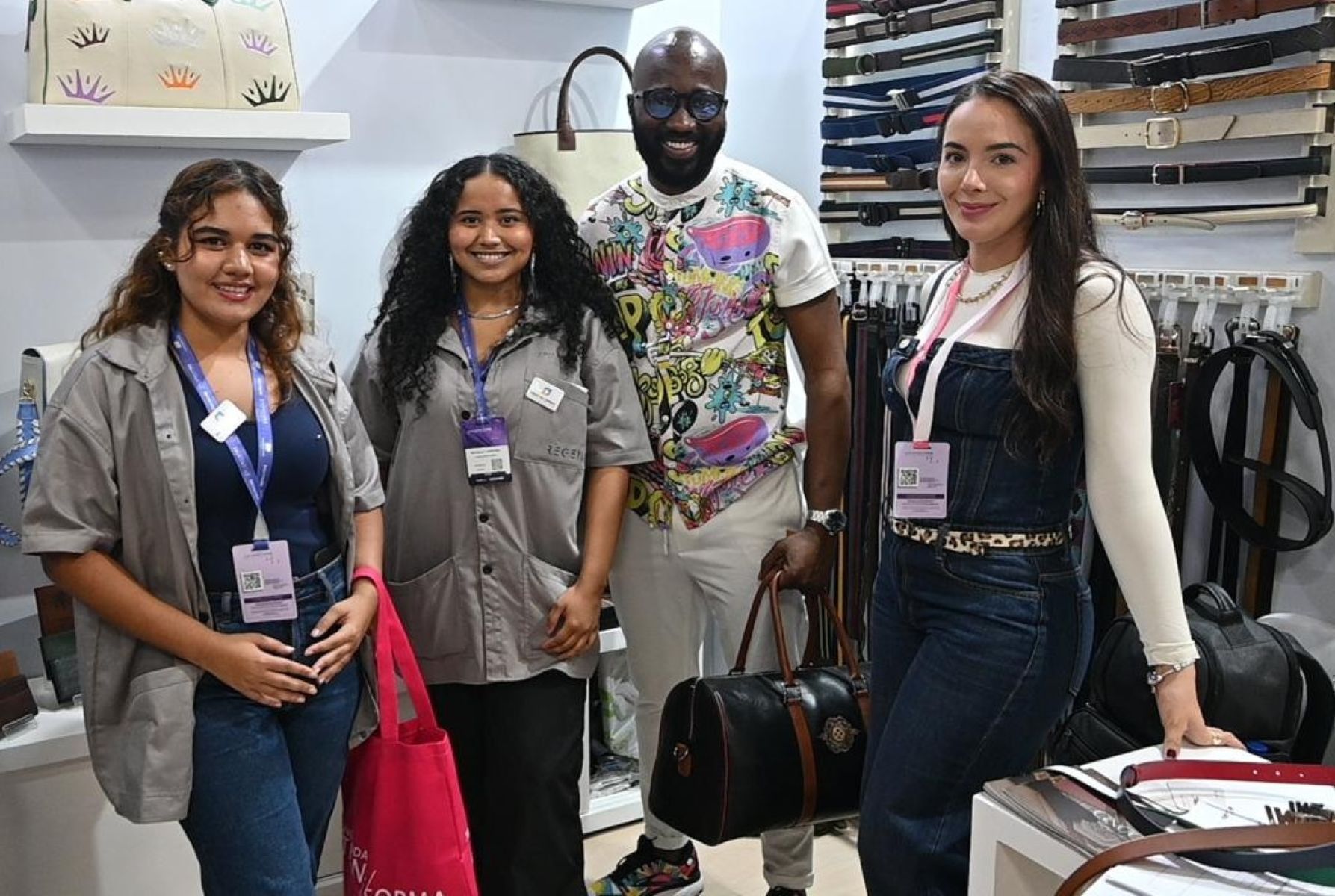 Jennifer y su compañera, en compañía de un comprador internacional, exploran la propuesta de la marca, destacando su identidad y calidad.