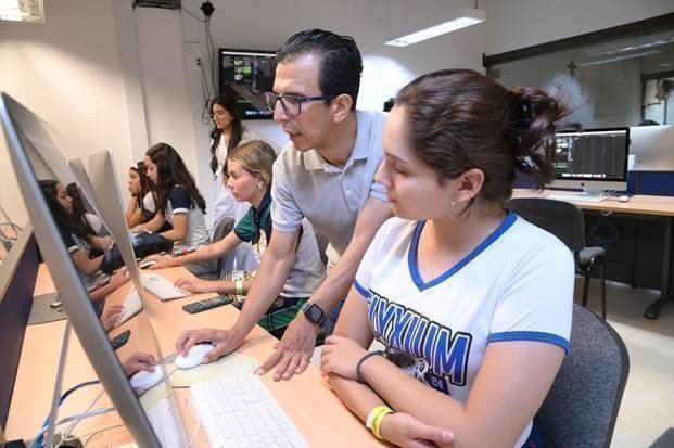 Estudiantes de colegios revisando computadores en la upb bucaramanga