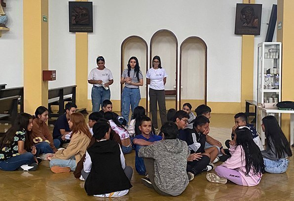 Actividad con los niños y adolescentes en Darién.