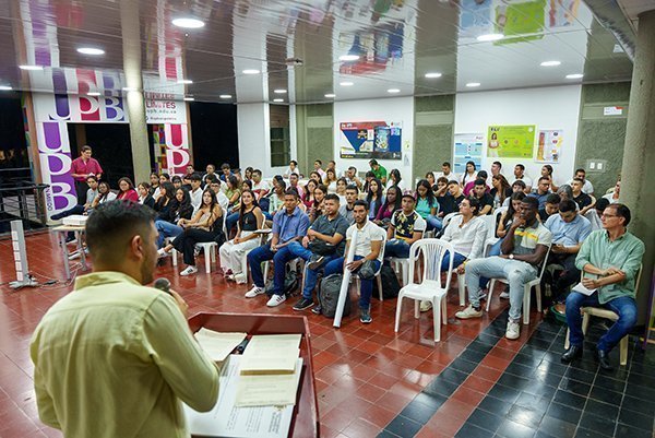 Saludo a los exponentes por el director de Facultad, Bryan Salcedo.