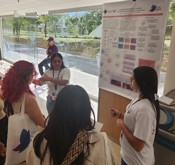 Semillero de Investigación, exponiendo su póster