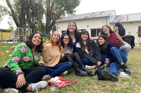 Karla compartiendo con sus compañeras
