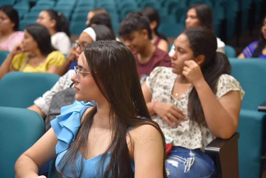 Estudiantes en la Inducción de Pasantías: Colegio Universidad en el auditorio Pbro. Jorge Bedoya Vásquez de la Universidad.