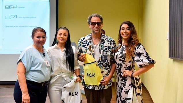 De izquierda a derecha, Flora Fernández, docente del programa de Comunicación Social-Periodismo, Andrea Flórez Mass, Alfonso Mendoca y Carmela Cogollo egresados de la UPB.