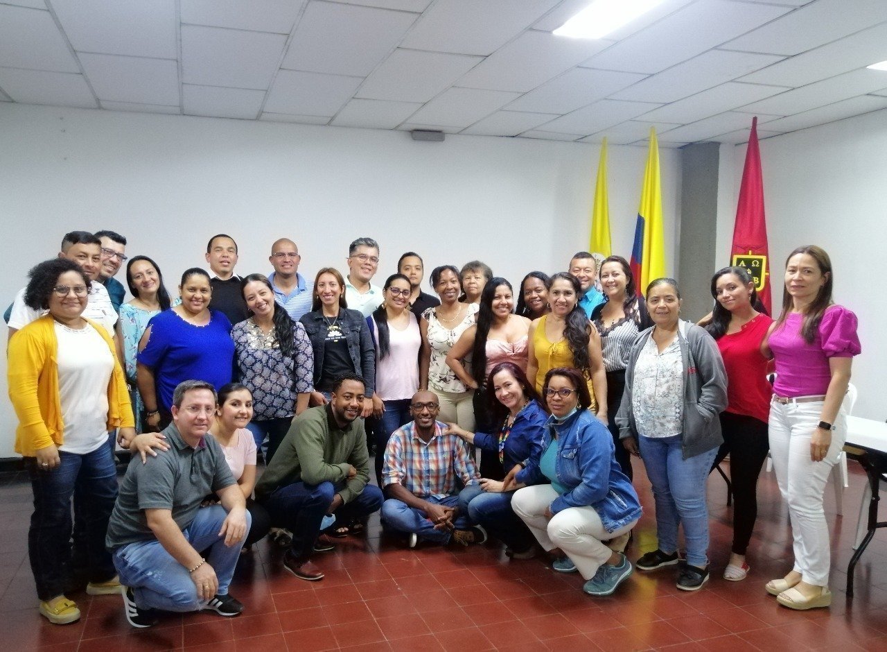 Grupo de estudiantes de la Maestría en Gerencia de Proyectos en el encuentro de saberes, acompañados de las docentes.