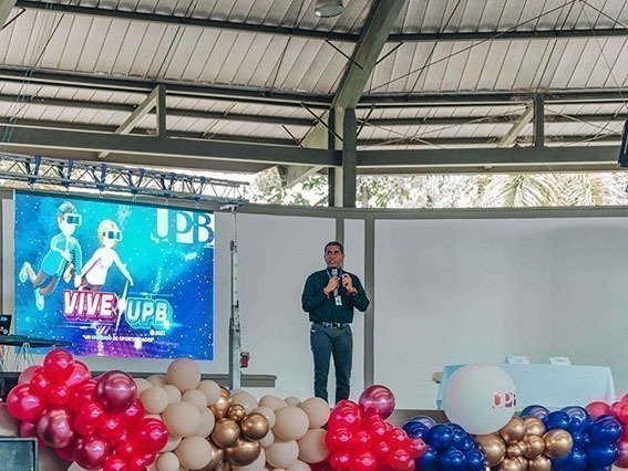 Bienvenida a estudiantes, rector Pbro. Raúl Jordán Balanta