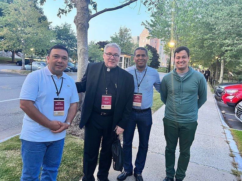 Izquierda a derecha: Pbro. Gustavo Méndez Paredes, rector UPB Bucaramanga, Pbro. Mark Andrew Lewis SJ, rector de la Pontificia Universidad Gregoriana, Roma, Pbro. Raúl Jordán Balanta, rector Palmira,y el Pbro. Juan Camilo Restrepo Tamayo, rector UPB Monte