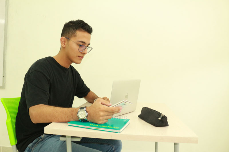 Estudiante de pregrado usando redes sociales