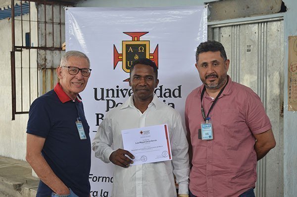 de izquierda a derecha: Oscar Millán, docente de Psicología, Luis Miguel Cerón García, beneficiado, Daniel Jaramillo, docente de Psicología