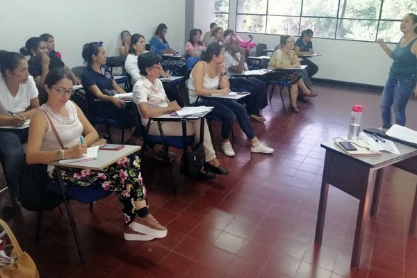 Recibiendo los talleres de formación en la UPB
