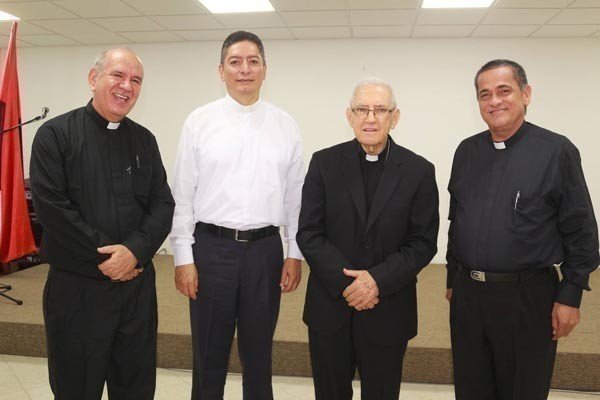 Rectores que ha tenido la UPB Montería durante sus 23 años de vida académica y jurídica. Pbro. Orlando Rafael López Vergara; Monseñor Darío Molina Jaramillo, rector Fundador; Pbro. Jorge Alonso Bedoya Vásquez, rector actual y Pbro. José María Hoyos.