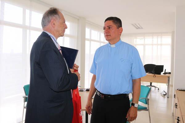 Nayib Cristo Suárez y el rector de la UPB Montería, Presbítero Jorge Alonso Bedoya Vásquez