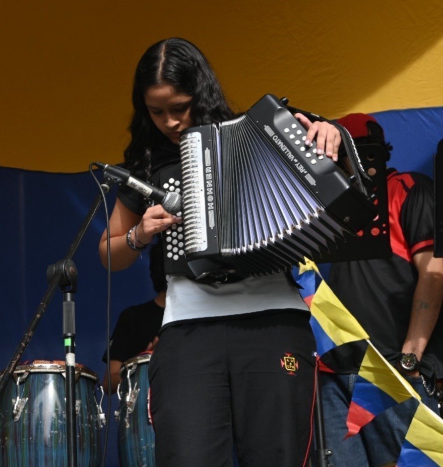 Isabella Pérez en el acordeón
