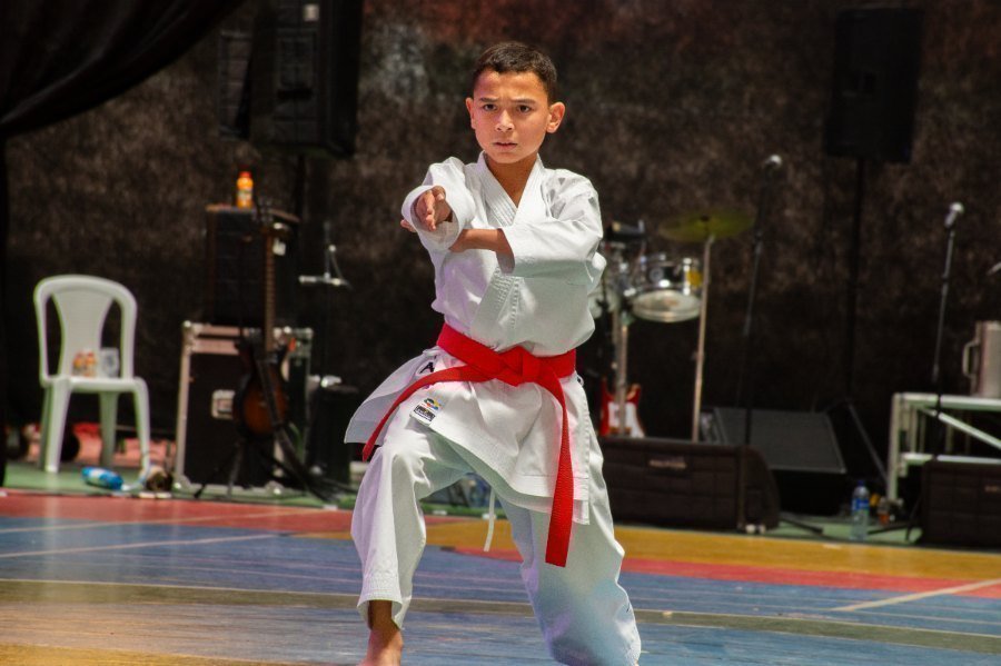 Emmanuel López, tricampeón en Karate