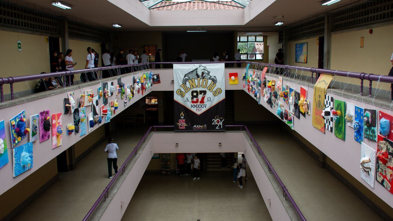 Estudiantes de 11° exhiben su arte antes de culminar su etapa en el colegio