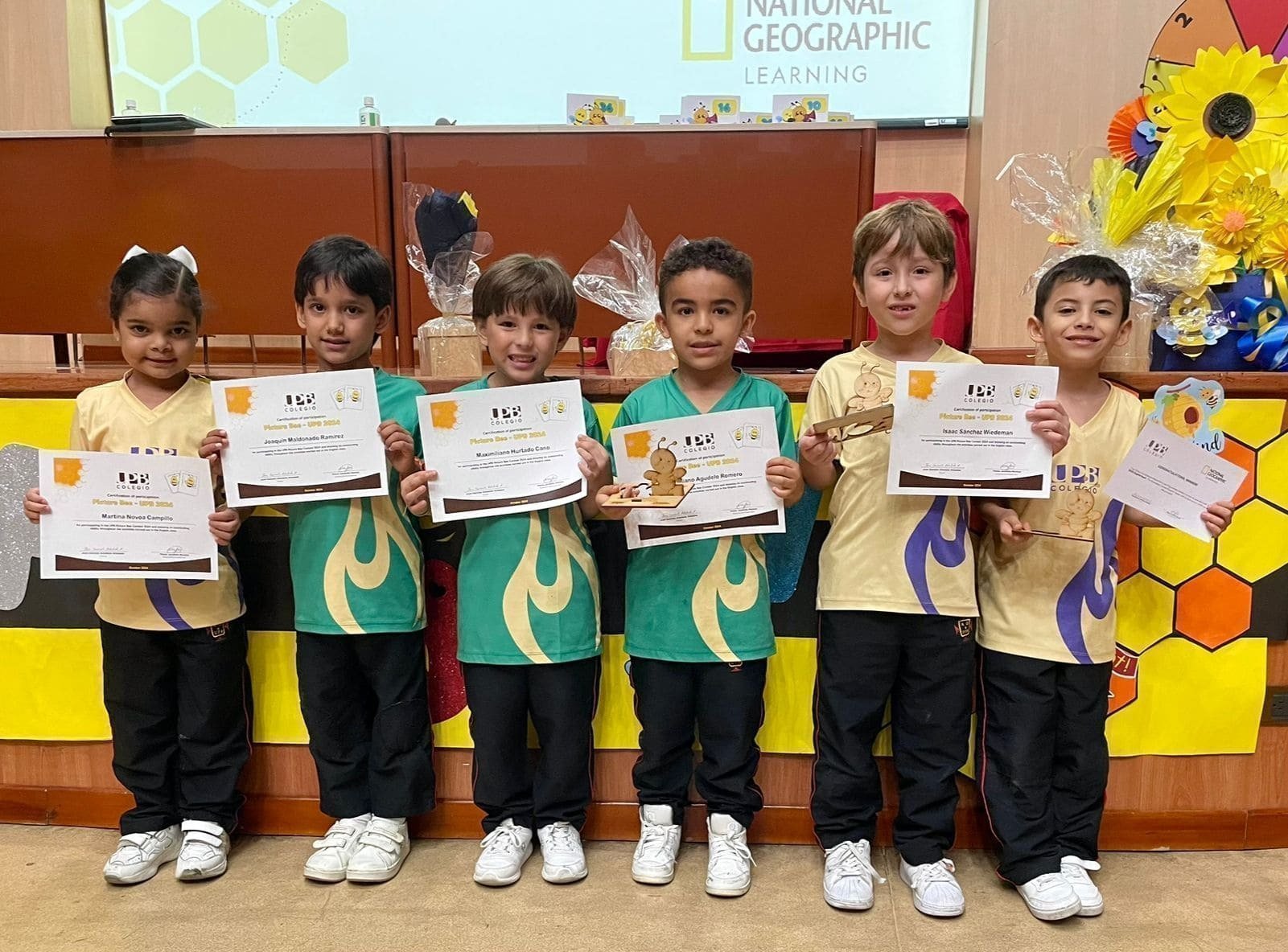 Estudiantes de primaria demuestran sus habilidades en el uso de la lengua extranjera