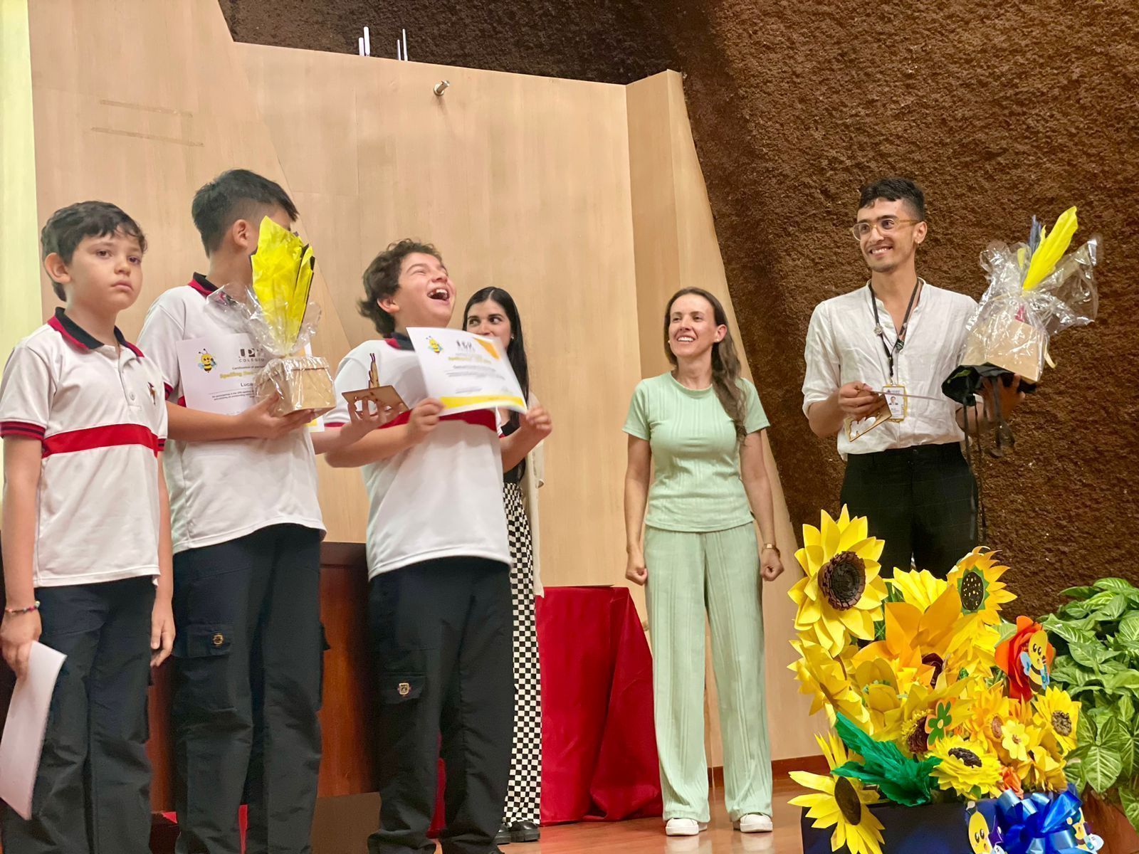 Estudiantes de primaria demuestran sus habilidades en el uso de la lengua extranjera