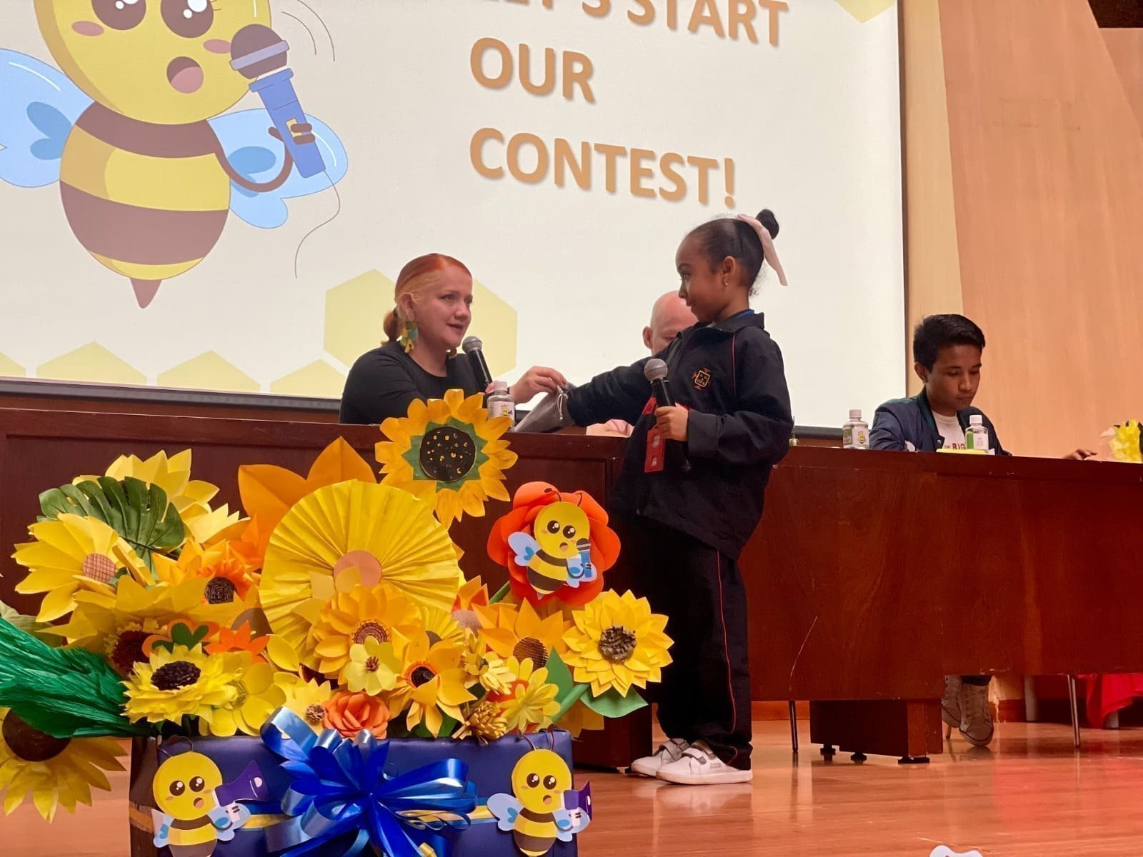 Estudiantes de primaria demuestran sus habilidades en el uso de la lengua extranjera