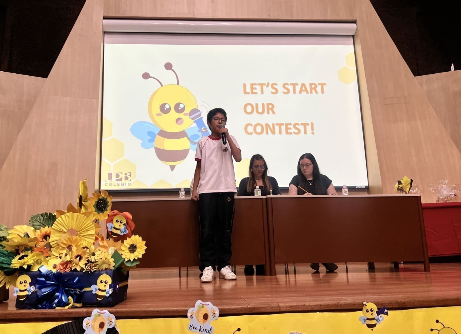 Estudiantes de primaria demuestran sus habilidades en el uso de la lengua extranjera