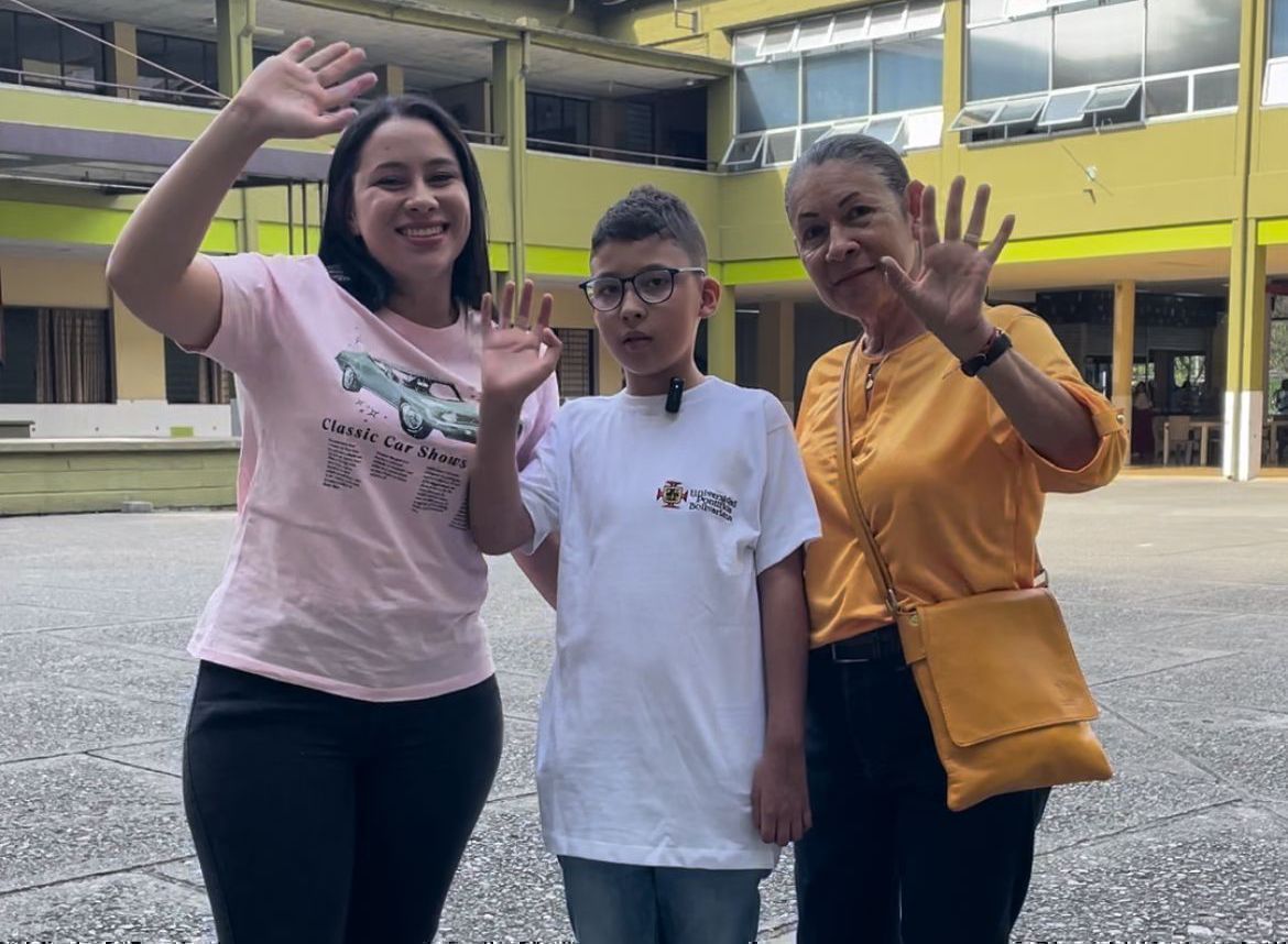 Miguel con su madre y abuela