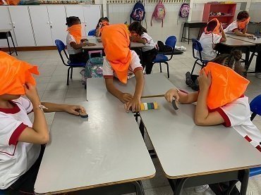 Estudiantes sintiendo la figuras