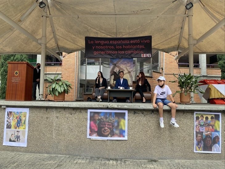Estudiantes de bachillerato presentando