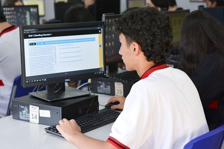 niño en pc