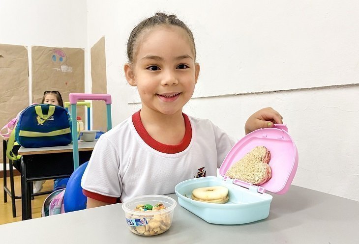 Niña con lonchera