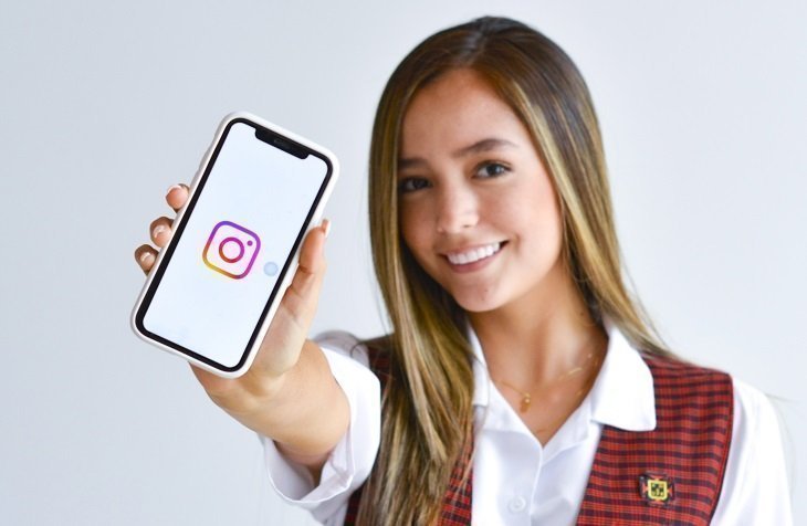 Estudiante con celular