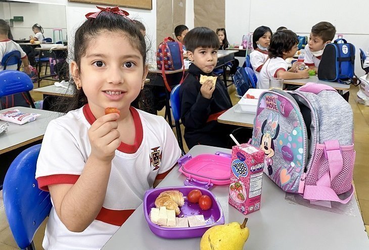 Nina comiendo fruta