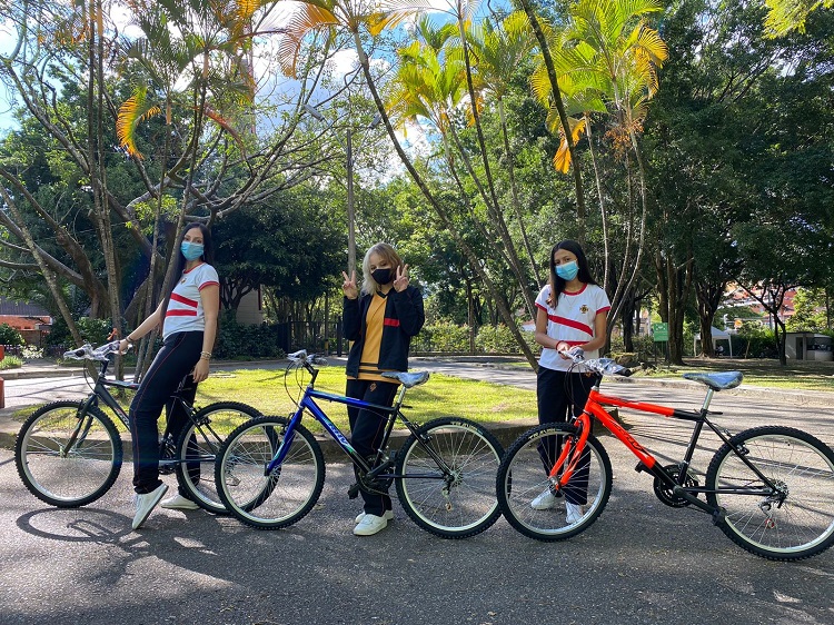 Ganadoras del Concurso en su bicicleta
