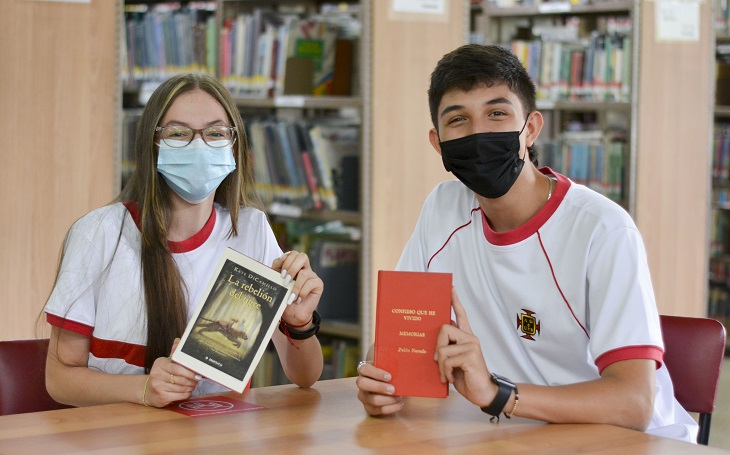 Estudiantes en la biblioteca
