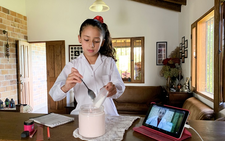 Niña experimentando