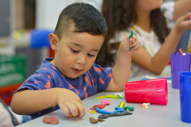 Niños jugando en el festival de preescolares, Colegio de la UPB