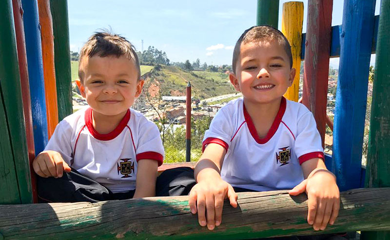 Los estudiantes Ezequiel y Vicente compartiendo el autocuidado