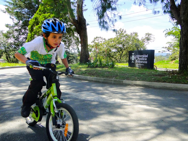 Estudiante cursando la meta final de la carrera en bicicleta.