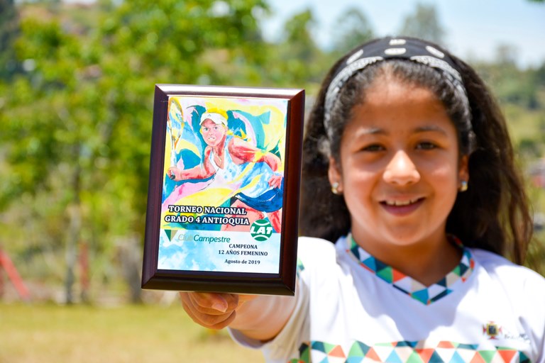 Isabela Castaño y su trofeo