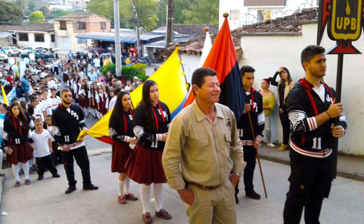 Al frente esta el empleado de servicios Juan Bautista con la comunidad del colegio.