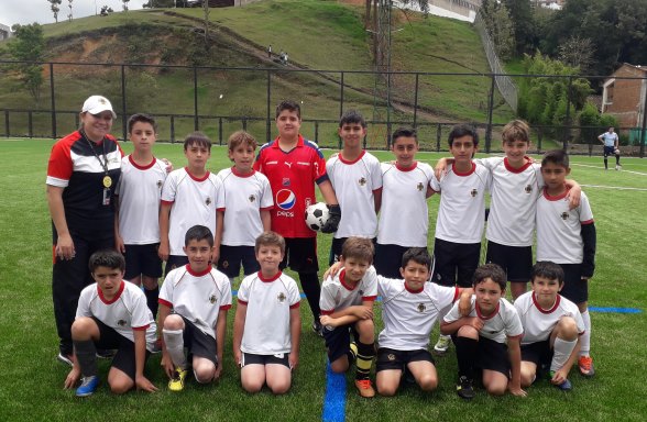 Equipo de fútbol del Colegio de la UPB junto a la docente Yady Milena