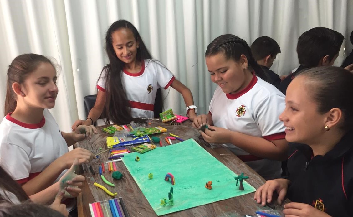 Estudiantes durante actividad desarrollada en la sección Marinilla