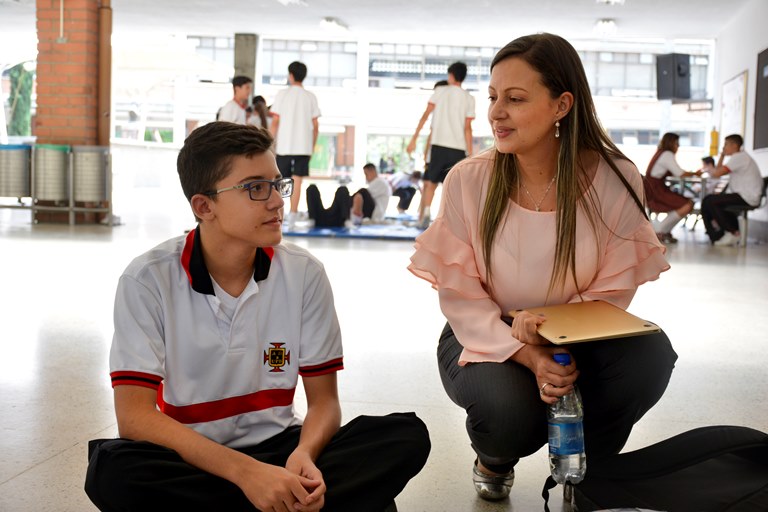 Ing. Mónica María Escobar García de ICONTEC junto a los estudiantes durante su clase